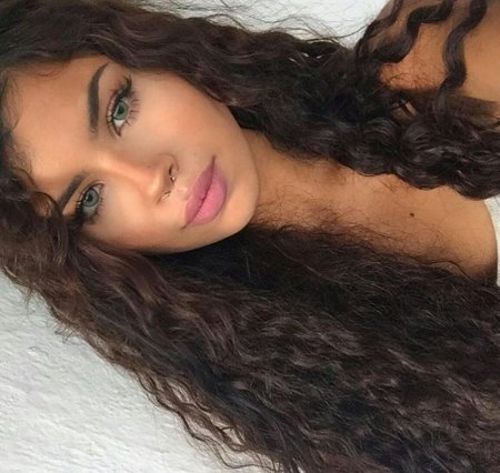 Девушка с кудрявыми волосами