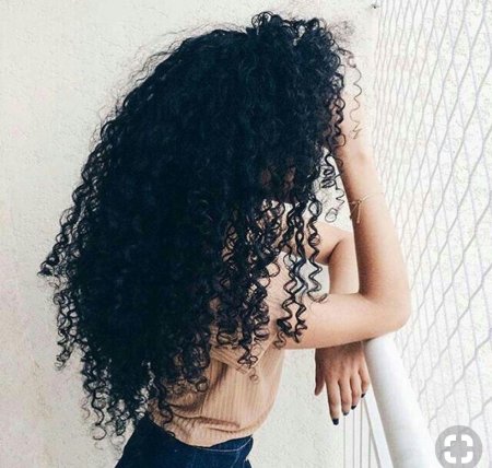 Брюнетка с кудрявыми волосами