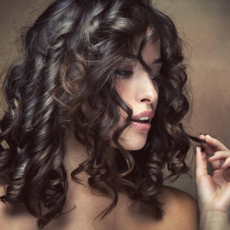 Девушка с вьющимися волосами