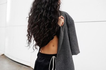 Кудрявая брюнетка