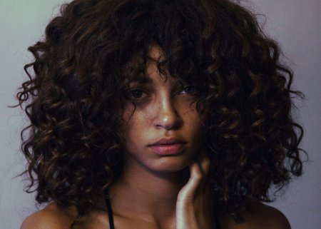 Кудрявая девушка