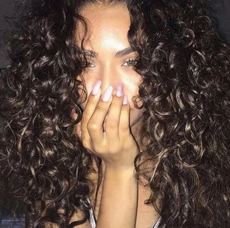 Кудрявая девушка