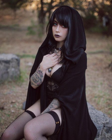 Готическая девушка
