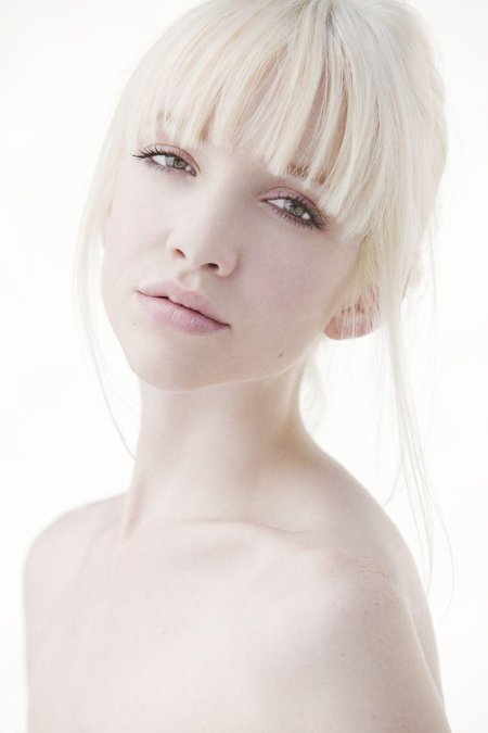 Бледная девушка