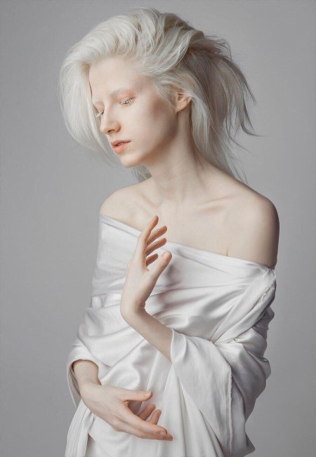 Красивая девушка альбинос