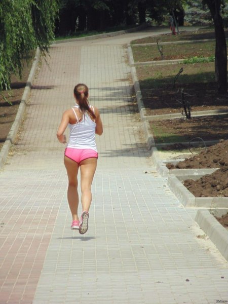 Девушка на пробежке на набережной