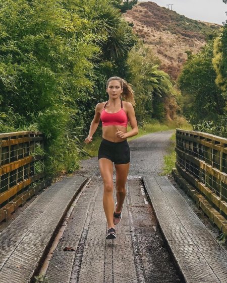 Бег девушки