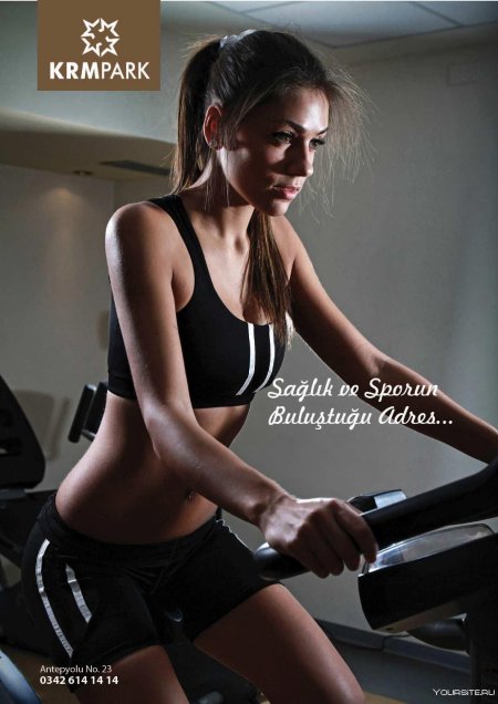 Девушка занимается спортом