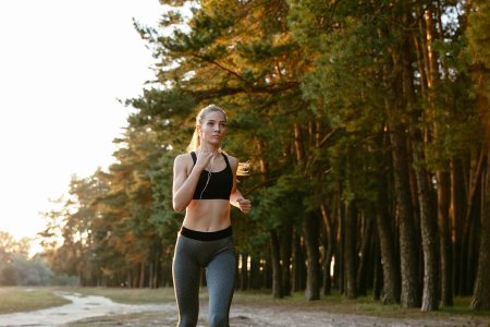 Девушка на пробежке