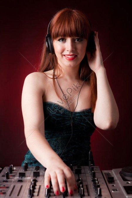 Девушка диджей
