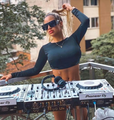 Девушка dj