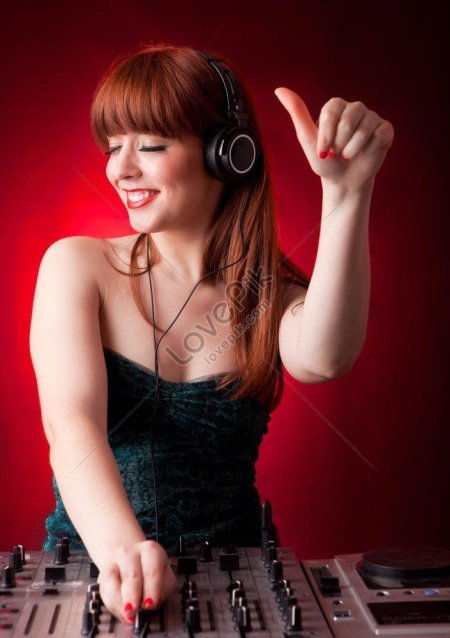 Женщина диджей