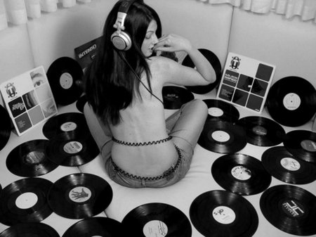 Девушка с пластинкой