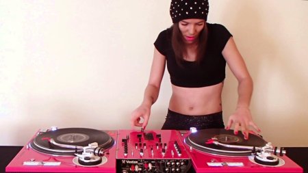 Женщина диджей