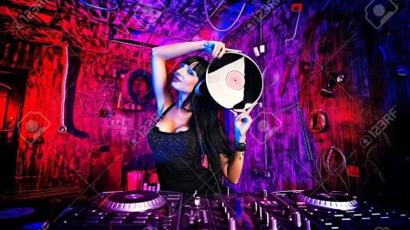 Диджей девушка в клубе