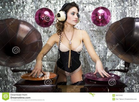 Девушка с граммофоном