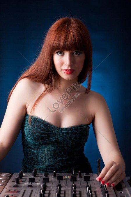 Красивая молодая женщина