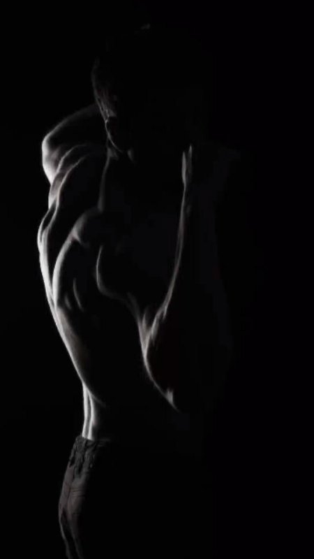 Женское тело в темноте