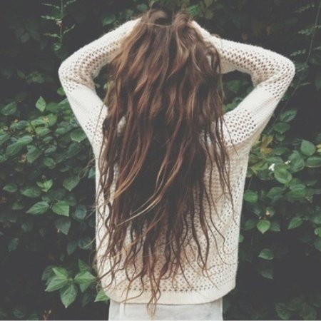 Девушка с длинными волосами со спины