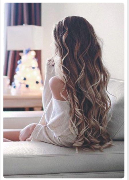 Девушка с длинными русыми волосами