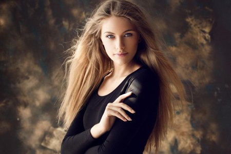 Светло русая девушка