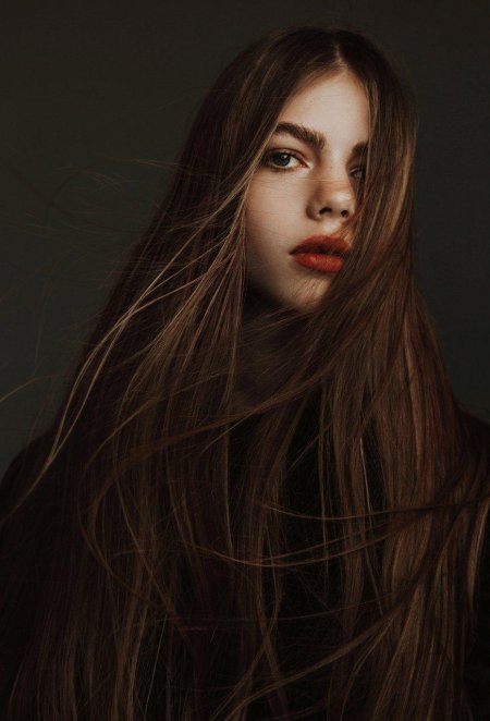 Длинные каштановые волосы