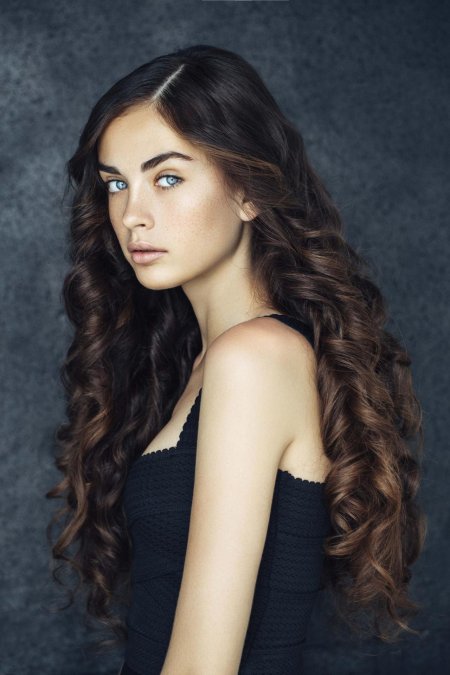 Девушка с темными волосами