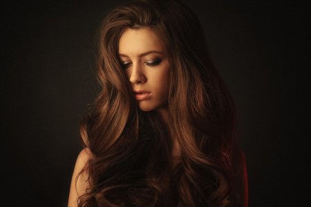 Красивая девушка шатенка