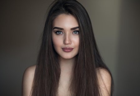 Красивая девушка с темными волосами