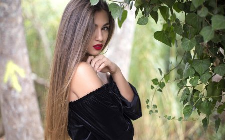 Красивая девушка с длинными волосами