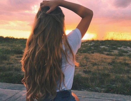 Девушка с русыми волосами без лица