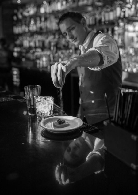 Бармен за стойкой