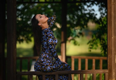 Девушка брюнетка