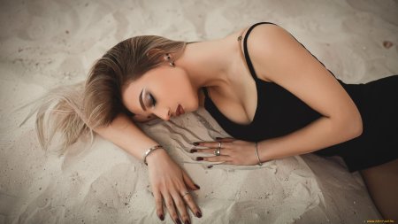 Красивая девушка на кровати