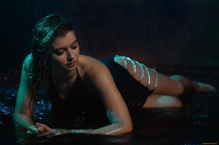 Девушка в мокром платье