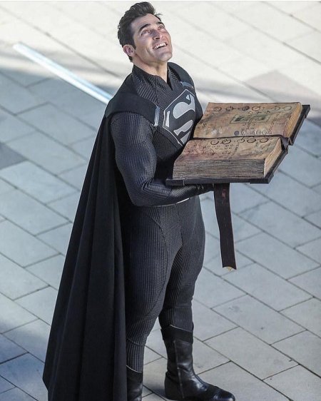 Супермен в черном костюме