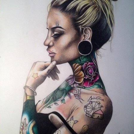 Девушка с татуировками
