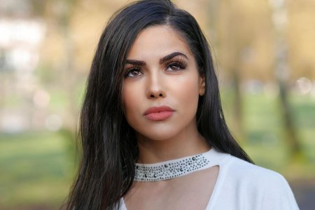 Красивая брюнетка