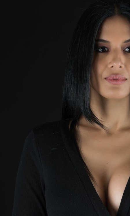 Красивая брюнетка