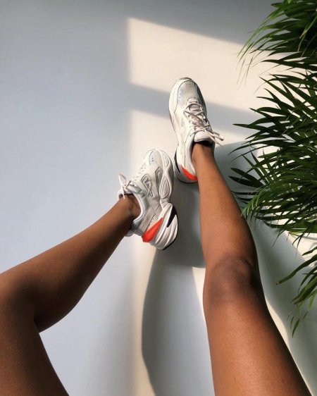 Кроссовки на ногах