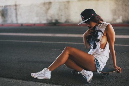 Девушка в кедах