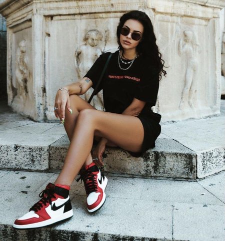 Девушка в джорданах