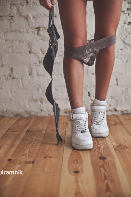 Девушка со спущенными трусами