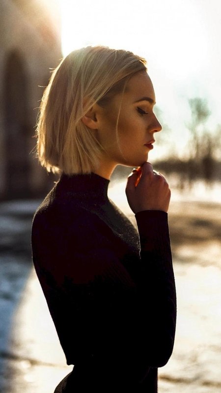 Блондинка с каре