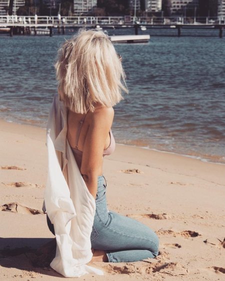 Блондинка на море со спины