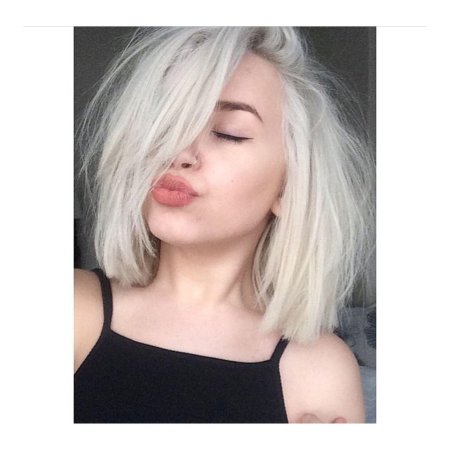 Девушка с короткими белыми волосами