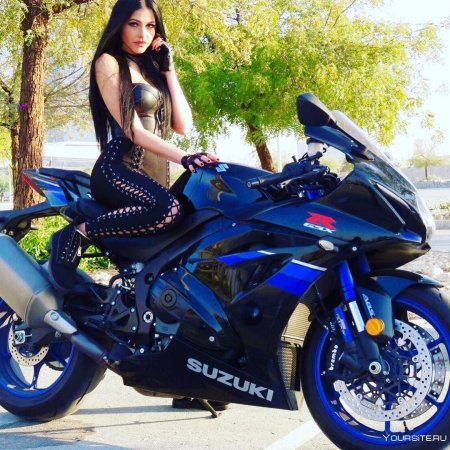 Девушка на спортивном мотоцикле