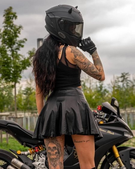 Девушка в шлеме