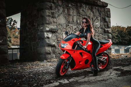 Девушка и мотоцикл