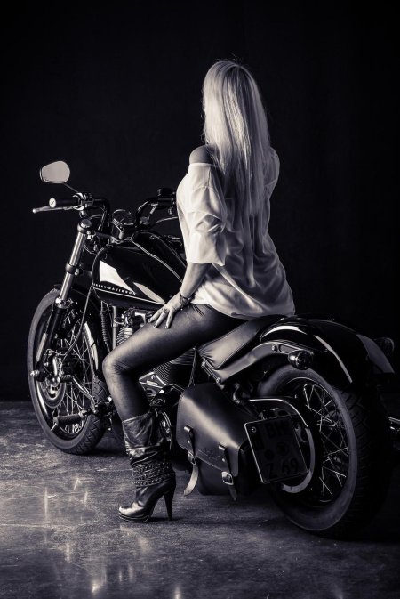 Мотоцикл и девушка